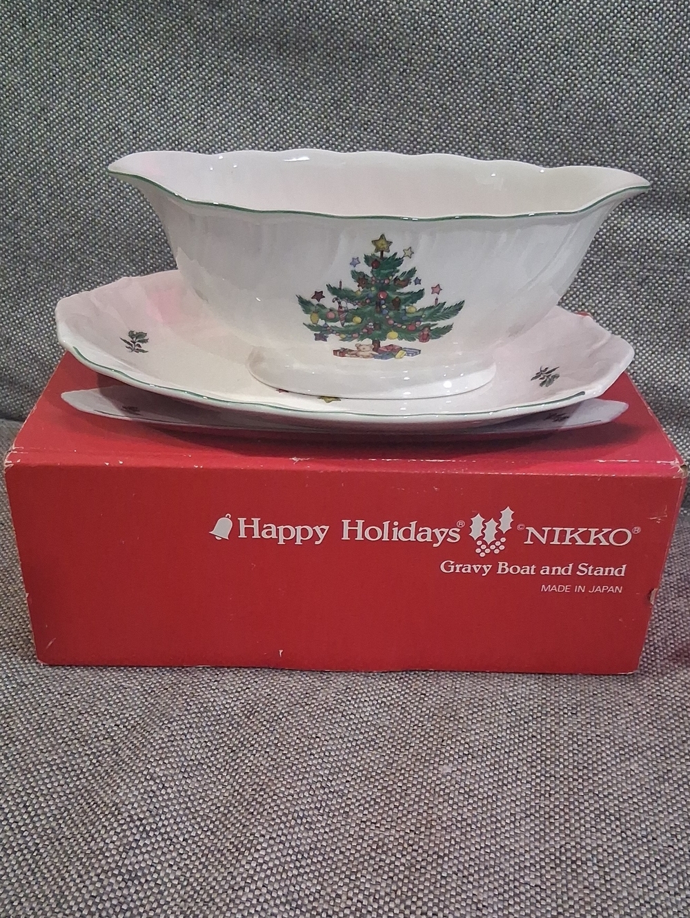 Nikko Ceramics White Gravy Boat with Green-Trimmed Christmas Tree